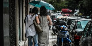 δυο γαλαζια ομπρελα