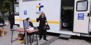 Οι Κινητές Ομάδες Υγείας του ΕΟΔΥ διενεργούν δωρεάν rapid test στο κέντρο της Αθήνας