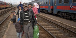 Πρόσφυγες εγκαταλείπουν την Ουκρανία