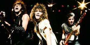 Oi Bon Jovi με τον Alec John Such (δεξιά) σε συναυλία τους το 1986