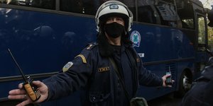 αστυνομος ανοιχτα χερια