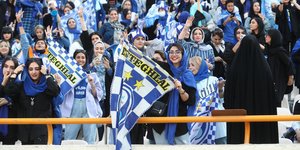 Γυναίκες παρακολουθούν αγώνα του εθνικού πρωταθλήματος στην πρωτεύουσα της Τεχεράνης