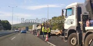 Ανατροπή νταλίκα στην Αθηνών-Λαμίας