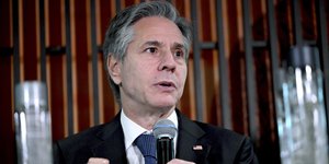 Αντονι Μπλίνκεν μικροφωνο