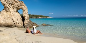 ζευγάρι σε ελληνική παραλία