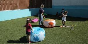 Δασκάλα και παιδιά σε παιδικό σταθμό
