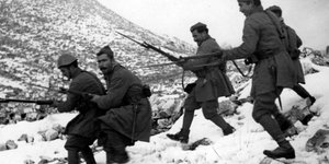 στρατιωτες οπλα βουνα χιονια