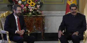 Ο νέος πρεσβευτής της Ισπανίας στη Βενεζουέλα, Ραμόν Σάντος Μαρτίνεθ και ο Νικολάς Μαδούρο/ AP Photos