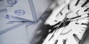 εκλογές 2023 / σύνθεση φωτογραφιών από ένα ρολόι με δείκτες και εκλογικούς φακέλους