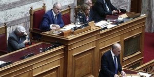 O Bελόπουλος μιλάει υπό το βλέμμα του Τασούλα στη Βουλή