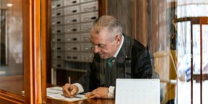 Επιστρέφουν οι θυρωροί στις πολυκατοικίες -Πώς μπορεί να γίνει κάποιος, τα καθήκοντά του