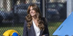 Η Κέιτ Μίντλετον με μπλε ριγέ κοστούμι