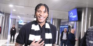 Ο Κέβιν Πόρτερ Τζούνιορ με κασκόλ του ΠΑΟΚ