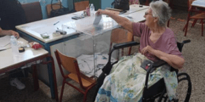 Ηλικιωμένη ψήφισε στον Βόλο με αναπηρικό καρότσι