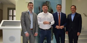 Από αριστερά προς τα δεξιά: Ο κ. Πέτρος Ζησιμόπουλος, Sales Manager της Nova ICT, ο κ. Νίκος Χαρδαλιάς, Περιφερειάρχης, ο κ. Γιώργος Παναγόπουλος, Δήμαρχος Σαλαμίνας και ο κ. Αλέξανδρος Μπρέγιαννης, CEO Nova ICT