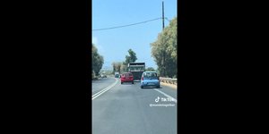 Tουρίστες καταγράφουν Έλληνες οδηγούς