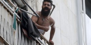 O Παλαιστίνιος που απειλούσε να πέσει από το μπαλκόνι στην Αχαρνών