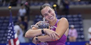 H Αρίνα Σαμπαλένκα με το τρόπαιο του US Open