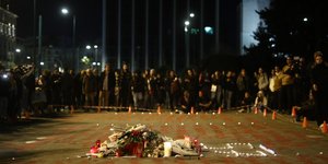 Λουλούδια στο Σύνταγμα για τα Τέμπη
