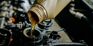Συμπλήρωμα λιπαντικού στο αυτοκίνητο