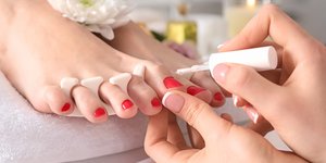 Gel πεντικιούρ ή απλό βερνίκι; Οι ειδικοί απαντούν