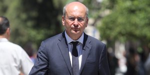 Ο Κωστής Χατζηδάκης περπατα