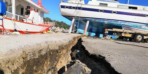Οικονομική ενίσχυση στους σεισμόπληκτους κατοίκους της Ζακύνθου/ φωτογραφία: eurokinissi