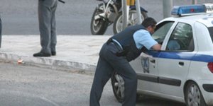 Αστυνομικός φυγάδευσε φίλο του που έκλεβε βενζίνη