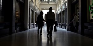 Πολίτες σε στοά στο κέντρο της Αθήνας / Φωτογραφία: Eurokinissi