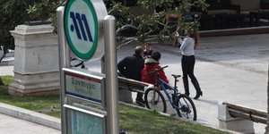 Το σήμα του Μετρό της Αθήνας στο Σύνταγμα / Φωτογραφία: EUROKINISSI