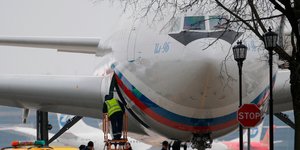 Το αεροπλάνο που μετέφερε τους απελαθέντες Ρώσους διπλωμάτες/Φωτογραφία:ΑΡ