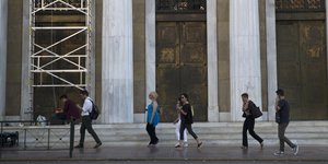 Οι Ελληνες δεν επέστρεψαν τις καταθέσεις τους στις τράπεζες