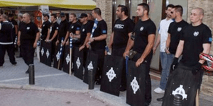Χρυσαυγίτες εισβάλουν με κράνη και ρόπαλα στο Γενικό Κρατικό Νίκαιας